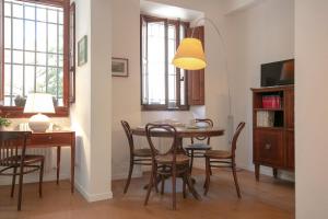 A television and/or entertainment centre at Roommo Viuzzo delle Canne