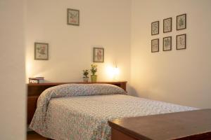 A bed or beds in a room at Roommo Viuzzo delle Canne