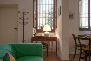 A seating area at Roommo Viuzzo delle Canne