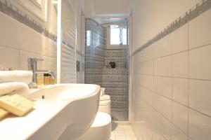 A bathroom at Roommo Viuzzo delle Canne