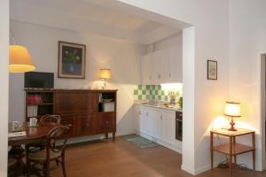 A kitchen or kitchenette at Roommo Viuzzo delle Canne