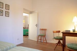 A seating area at Roommo Viuzzo delle Canne