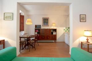 A seating area at Roommo Viuzzo delle Canne