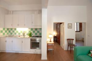 A kitchen or kitchenette at Roommo Viuzzo delle Canne