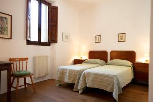 A bed or beds in a room at Roommo Viuzzo delle Canne