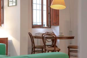 A seating area at Roommo Viuzzo delle Canne
