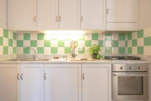 A kitchen or kitchenette at Roommo Viuzzo delle Canne