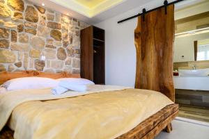 Katil atau katil-katil dalam bilik di Luxurious villa Rejo