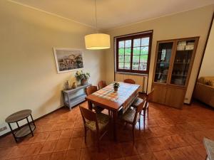 a dining room with a table and chairs at Villa Rosina Veranda in Nesso