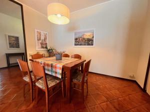 a dining room with a table and chairs at Villa Rosina Veranda in Nesso