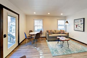 ein Wohnzimmer mit einem Sofa, einem Tisch und Stühlen in der Unterkunft Manzanita Holiday 2 in South Lake Tahoe