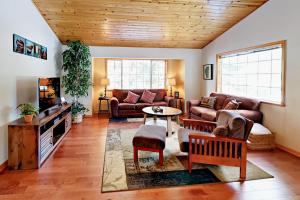 uma sala de estar com um sofá e uma mesa em Gold Dust Escape em South Lake Tahoe