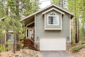 uma pequena casa com uma porta de garagem branca em Gold Dust Escape em South Lake Tahoe