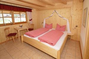 1 dormitorio con 1 cama en una habitación de madera en Jägerhof und Jägerstadel, en Schwangau