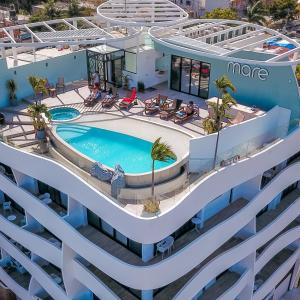 Una vista aérea de un edificio con piscina. en Mare Condo Vacacional Playa del Carmen, en Playa del Carmen