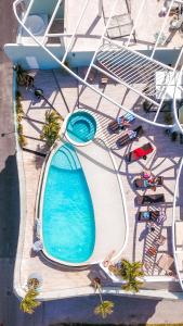 Una vista aérea de una piscina en un crucero. en Mare Condo Vacacional Playa del Carmen, en Playa del Carmen