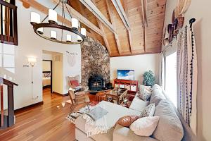 - un salon avec un canapé et une cheminée dans l'établissement Genoa Haven, à South Lake Tahoe