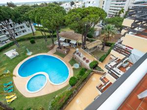 an aerial view of a swimming pool on a building at Apartamentos Mar-Bel Sol in Vilamoura