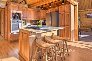 Gallery image of Lodge with Indoor Pool, Along Devils Lake Park in Merrimac +37 photos