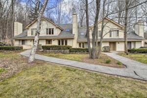 une grande maison jaune avec une allée. dans l'établissement Jackson Condo - Wentworth Golf Club On-Site!, à Jackson