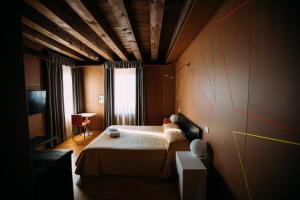 Habitación de hotel con cama y ventana en Ristolocanda Grani Di Pepe, en Flaibano