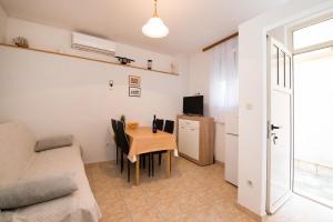 un piccolo soggiorno con tavolo e divano di Oleander Apartments Split a Spalato (Split)