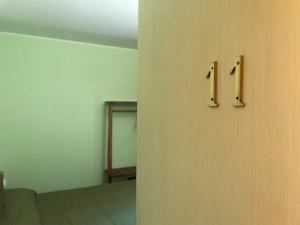 una stanza con una porta con il numero sopra di Casa Munay a Bologna