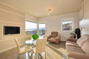 una sala de estar con una mesa y un sofá en Il Marino - Santo Stefano, en Santo Stefano al Mare