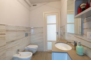 un baño con lavabo e inodoro en Il Marino - Santo Stefano, en Santo Stefano al Mare 12 fotos más