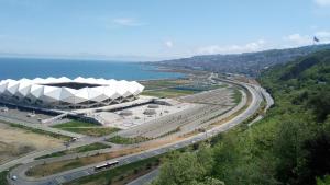 una vista aérea de un estadio de fútbol al lado de una carretera en Guesthaus Levent, en Trabzon