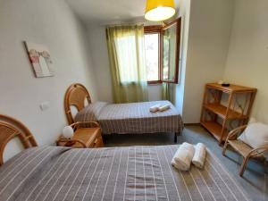 a small bedroom with two beds and a window at LE DOMUS DE CHIA_Tipo A in Chia