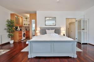 a bedroom with a large white bed in a room at Maison Baltique Tdf Strand Maison Baltique Appartement 5 in Timmendorfer Strand