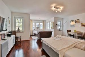 a bedroom with a bed and a living room at Maison Baltique Tdf Strand Maison Baltique Appartement 5 in Timmendorfer Strand