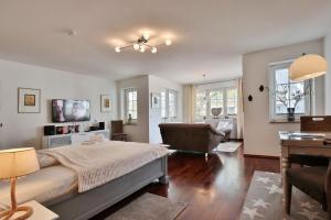 a bedroom with a bed and a living room at Maison Baltique Tdf Strand Maison Baltique Appartement 5 in Timmendorfer Strand +5 photos