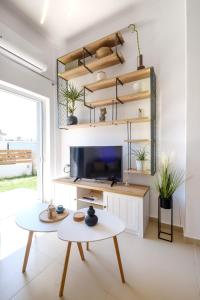 TV a/nebo společenská místnost v ubytování Oreon Suites Nafplio