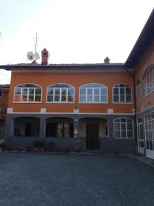 una casa naranja con muchas ventanas en B&B In Mansarda, en Muzzano