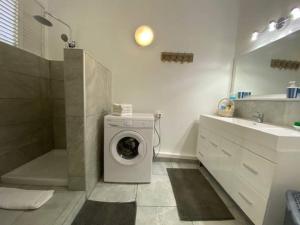 Koupelna v ubytování Magnifique studio à 5 min de la Baie Orientale, Idolem résidence unité 5 - 57 Rue du Mont Vernon 1