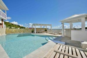 Bazén v ubytování Magnifique studio à 5 min de la Baie Orientale, Idolem résidence unité 5 - 57 Rue du Mont Vernon 1 nebo v jeho okolí