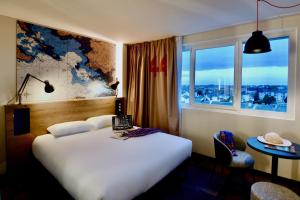 サン・ナゼールにあるibis Styles Saint Nazaire Centre Gareの大きな白いベッドと窓のあるホテルの部屋