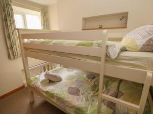 Двох'ярусне ліжко або двоярусні ліжка в номері Mincorn Cottage