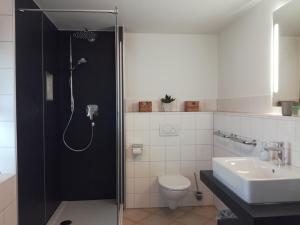A bathroom at Lizzi Mountain Apartments