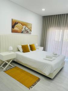 A bed or beds in a room at Dom Quixote apartamentos turísticos