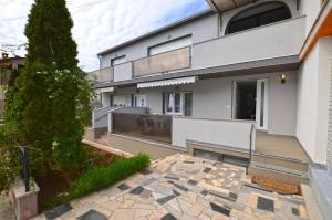 dom z ławką przed nim w obiekcie Katy Apartment w Rovinj