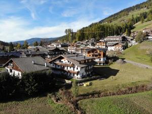 a small village with houses on a hill at Appartment Waldheim in Sesto