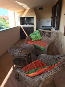 een woonkamer met rieten stoelen en een tafel bij Bellavista in Codaruina