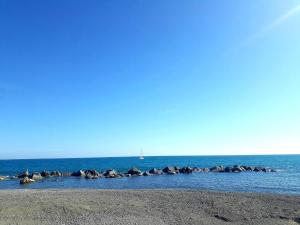 eine Gruppe Felsen im Wasser in der Nähe eines Strandes in der Unterkunft Il soggiorno diVino in Cirò Marina