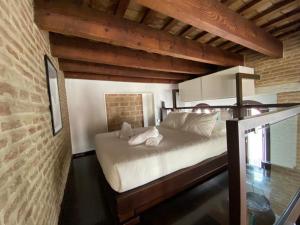 - une chambre avec un grand lit dans un bâtiment dans l'établissement Hostfy Centro, Puerta Osario, à Séville