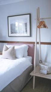 1 dormitorio con 1 cama blanca y 1 cama blanca en Allangrange Hotel near Inverness, en Munlochy