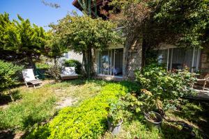 Fotografie z fotogalerie ubytování Cozy House With Balcony and Backyard Surrounded by Nature in Bodrum v destinaci Karabağ