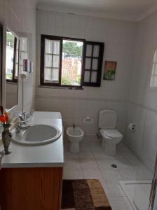 y baño con lavabo y aseo. en Lemos family beach house, en Nazaré